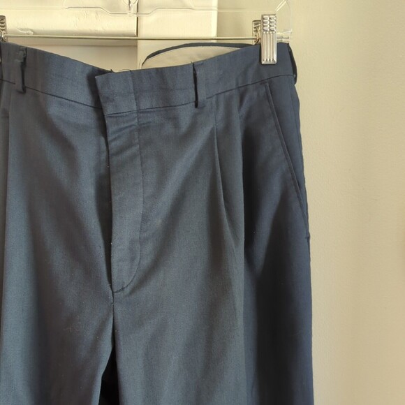 Levi's Travellers Navy Blue Pants Men's Size W32 L32 Pleated Front - Picture 2 of 6